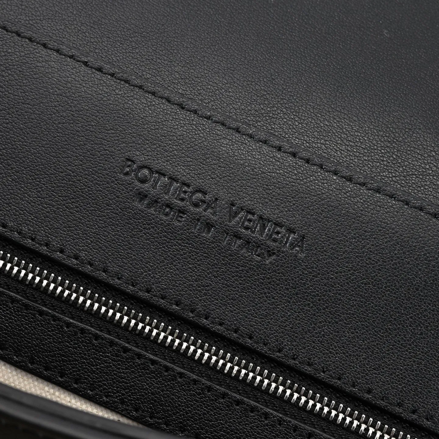 Batch 2460 #BV new men's Andiamo can be carried hand-held, on the shoulder or cross-body. It is a fashionable and versatile men's bag. The combination of lntrecciato woven iconic elements and smooth leather creates a unique cool style😎 The subtle luster and natural texture of the calfskin are high-end and fashionable. The flip-top design Knot shoulder straps and tough full leather shoulder straps are more private and can be used in more ways. No matter the size, it can accommodate a laptop, and it can be easily handled for daily commuting, business trips or travel. Model: 7715 Size: 37x26x13